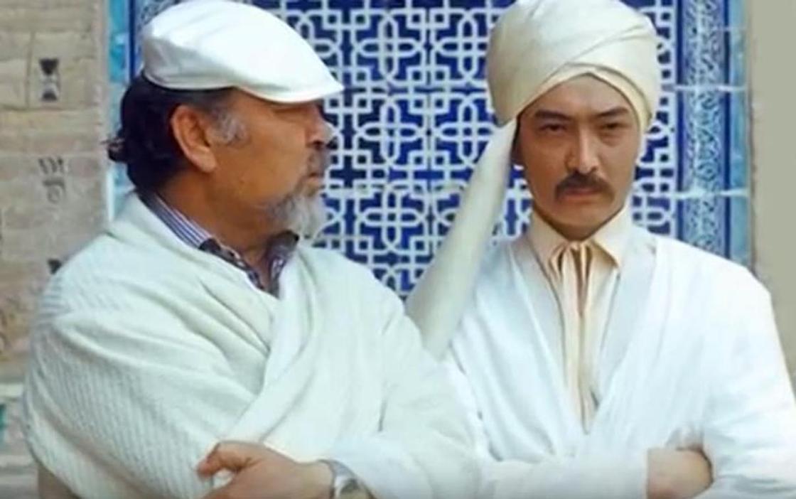 Асанали Ашимов и сын Саги. Скриншот: stuki-druki.com