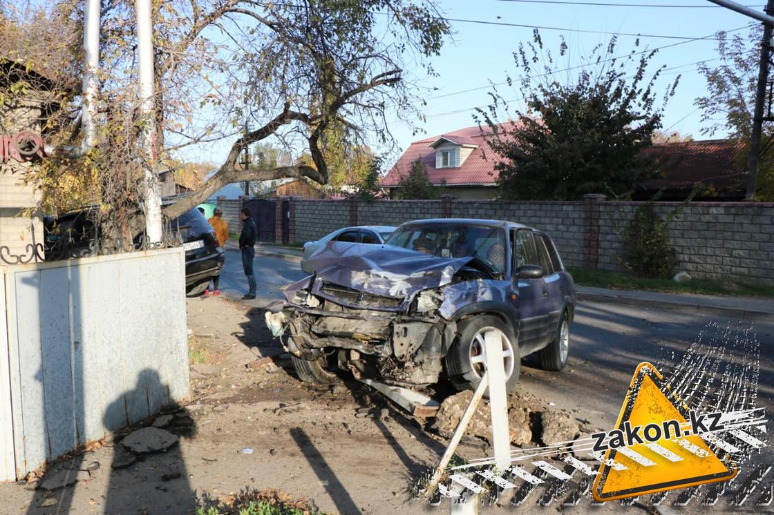 Автомобиль снес дорожный знак и протаранил забор в результате ДТП в Алматы (фото)