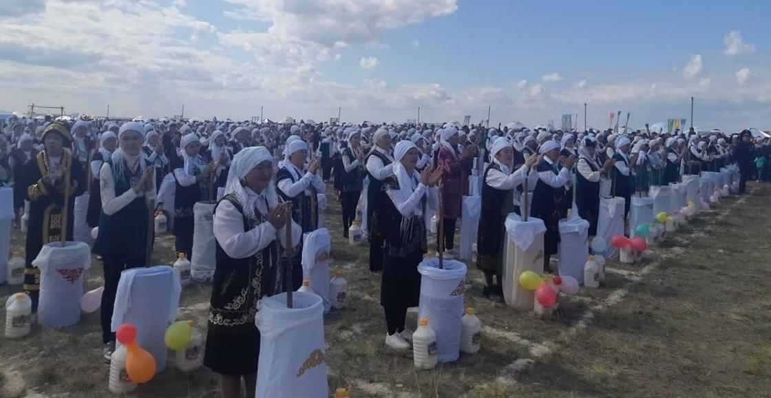 Мировой рекорд по взбиванию кумыса установили в Казахстане (фото, видео)