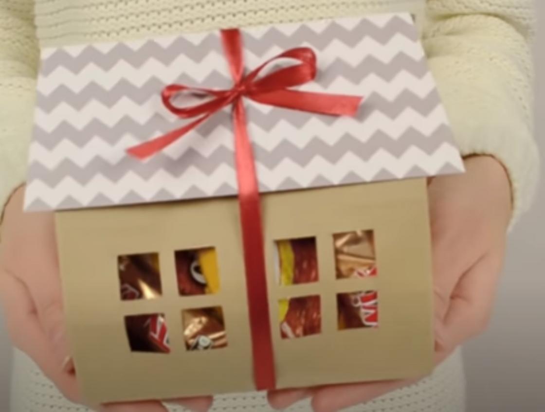 коробка-домик с подарками, перевязанный лентой