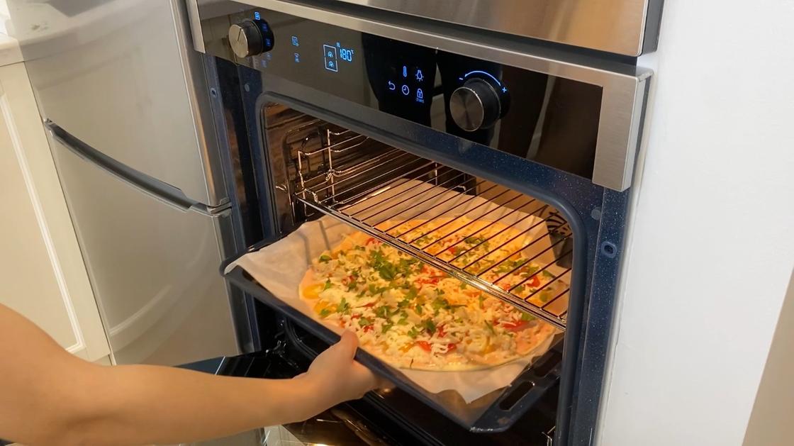 Отправление пиццы в духовку