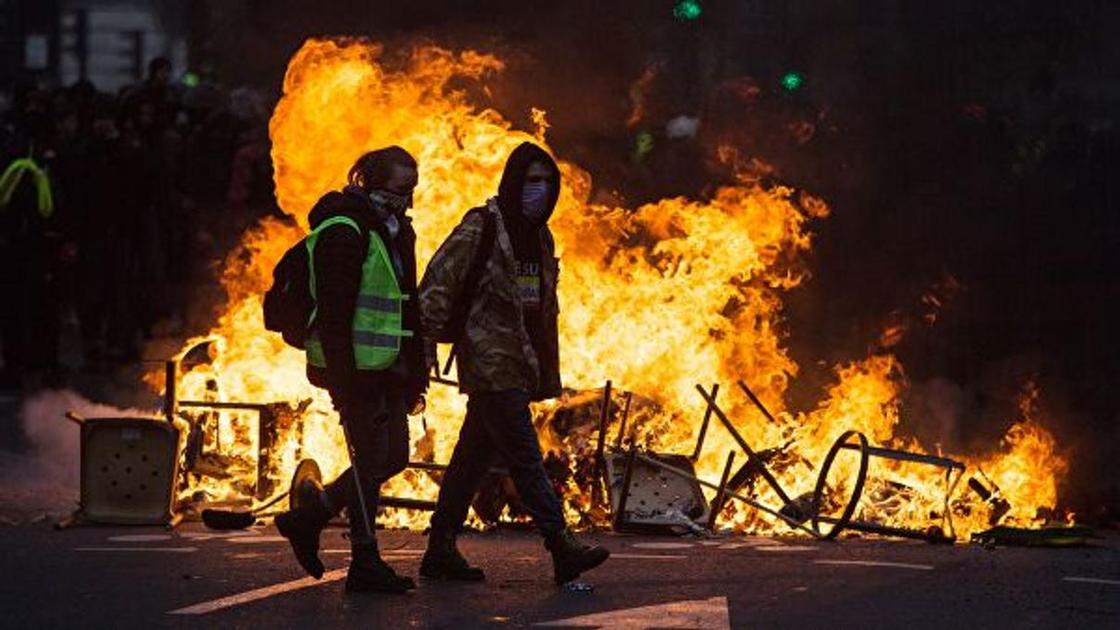 Во Франции объявлено чрезвычайное положение Во Франции объявлено чрезвычайное положение