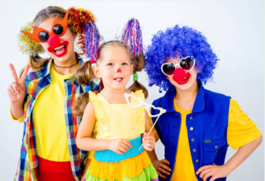 Дети в клоунских костюмах