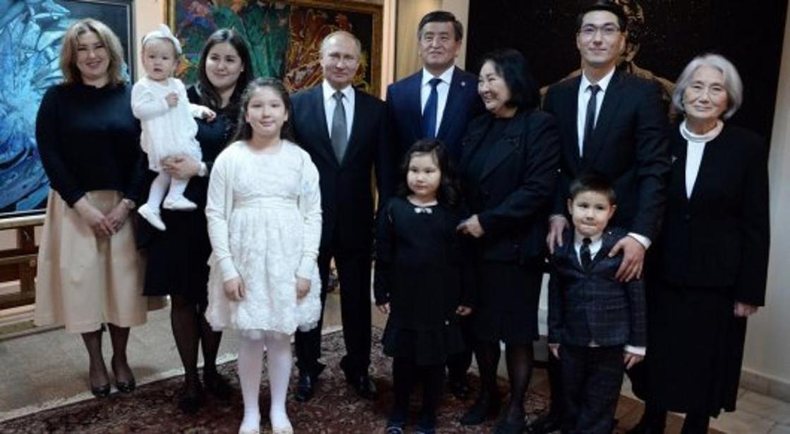 Пользователи обсуждают одну из фотографий Путина с внуком Айтматова в Бишкеке