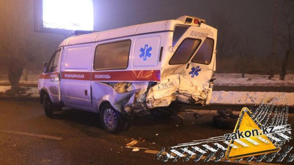 Массовая авария с участием "скорой" произошла в Алматы (фото)