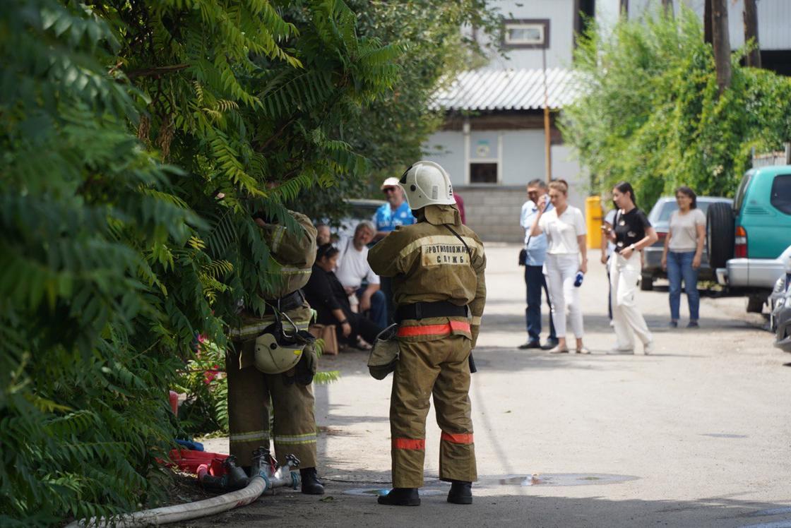 Спасатели возле дома Анаиды Демирчан