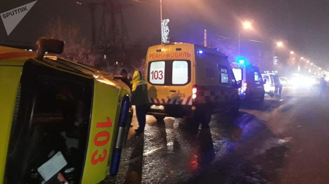 Машина скорой помощи перевернулась, попав в ДТП, в Алматы (фото)