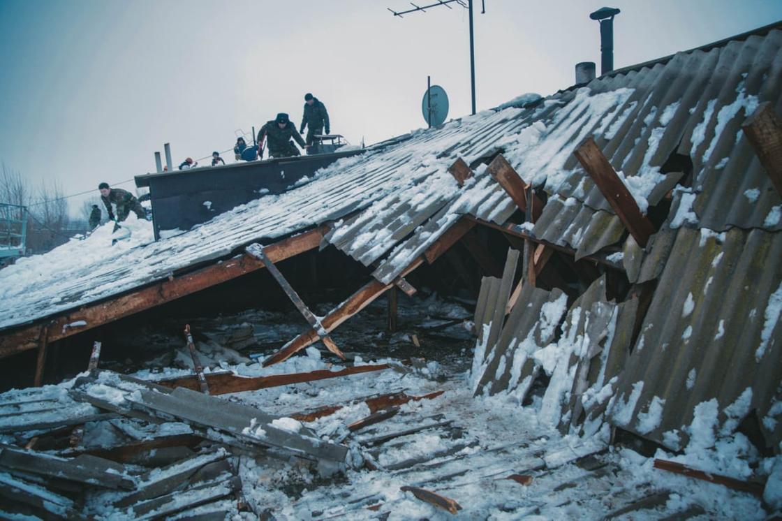 Крыша жилой двухэтажки рухнула под тяжестью снега в Нур-Султане (фото)