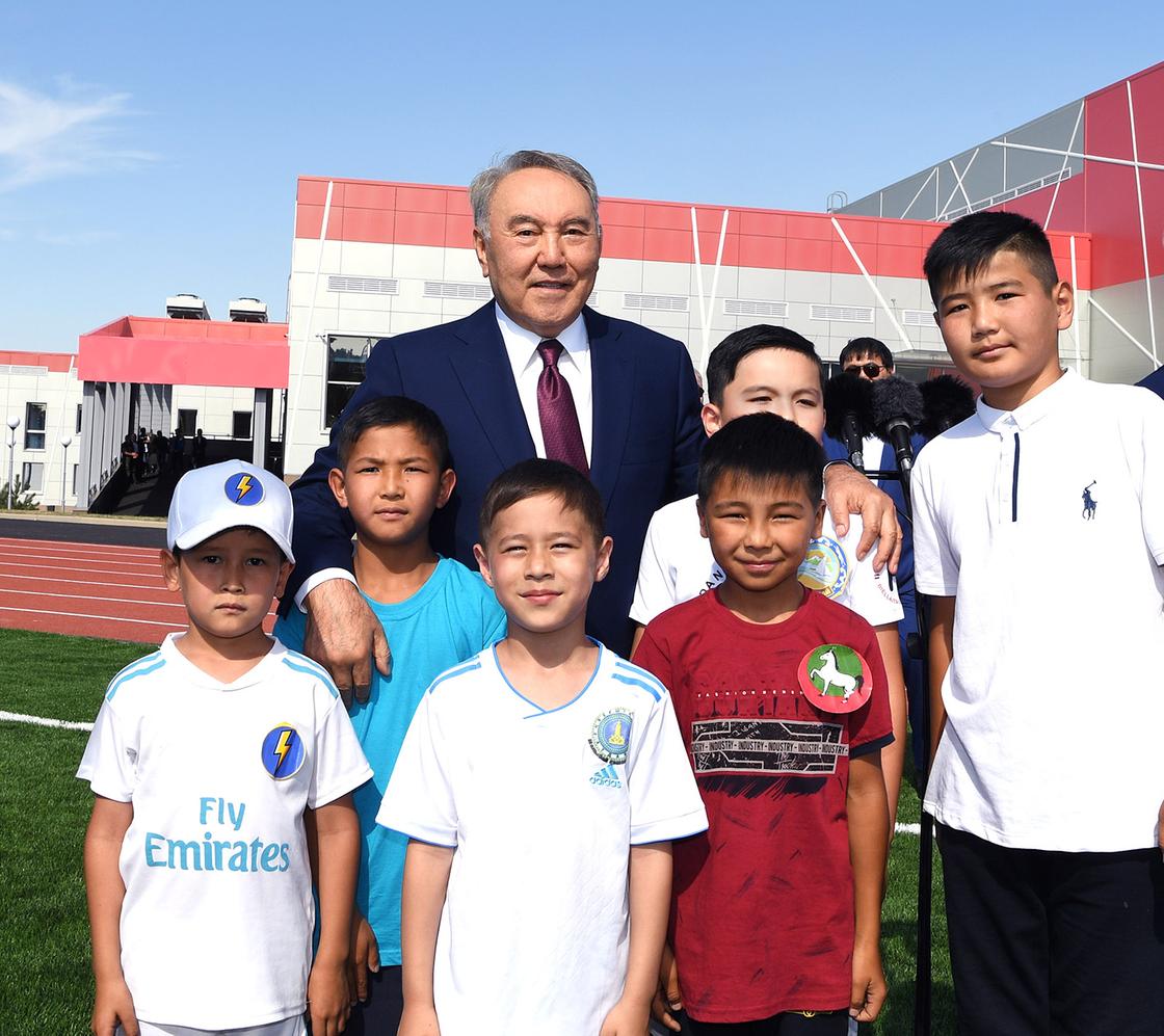 Назарбаев открыл построенный на его личные средства спорткомплекс (фото)