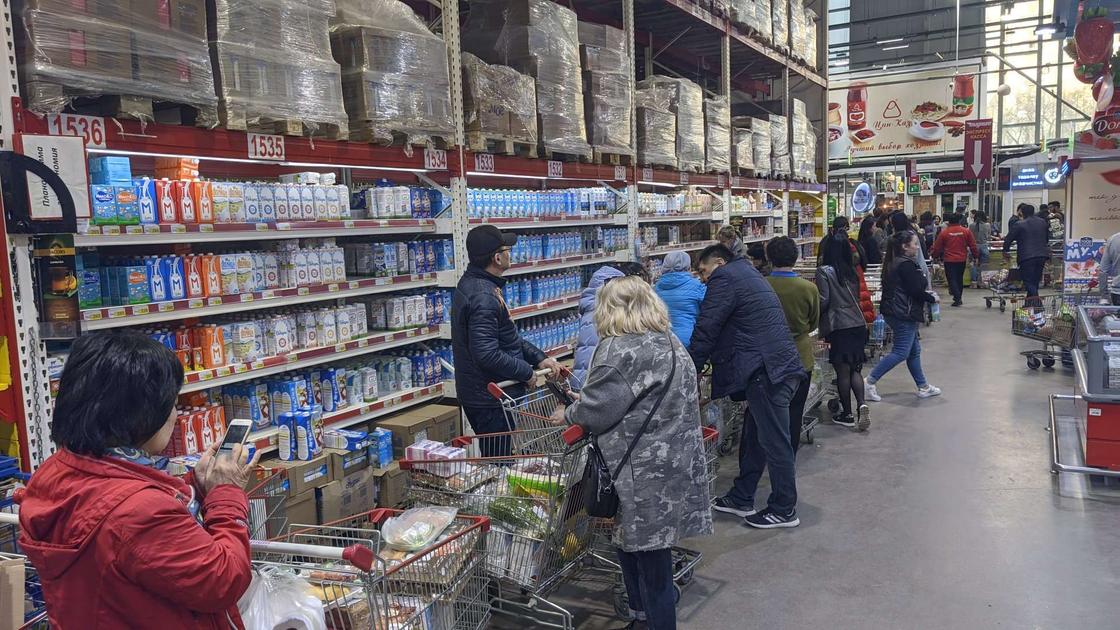Что происходит в продуктовых магазинах Алматы и Нур-Султана (фото, видео)