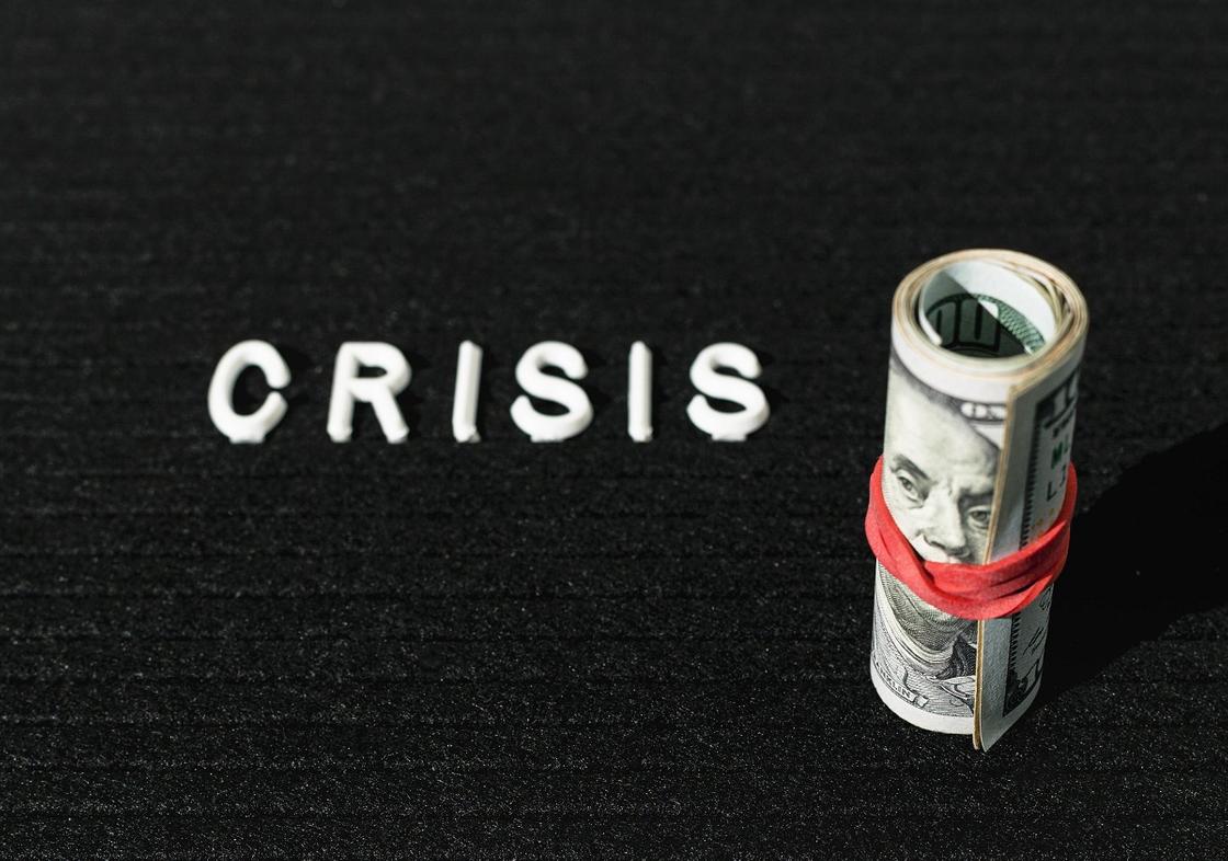 Надпись кризис и пачка долларов
