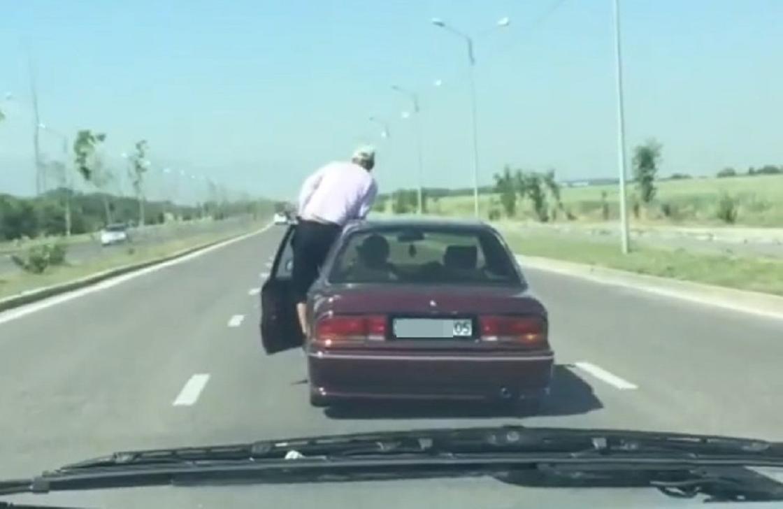 Алматыдан көліктің есігінен шығып айдаған жүргізуші видеоға түсіп қалды Алматыдан көліктің есігінен шығып айдаған жүргізуші видеоға түсіп қалды