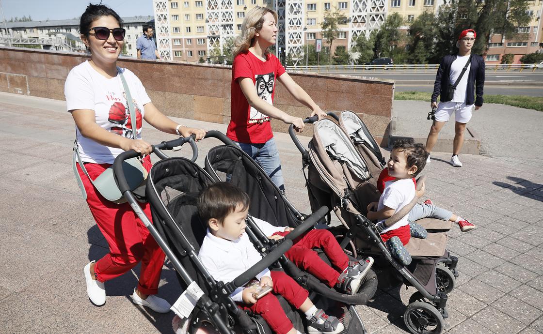 Двойное чудо, двойные трудности: более 150 близнецов собрались в парке Алматы
