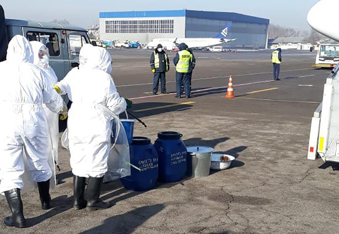 "Больных коронавирусом" встретили в аэропорту Алматы (фото)