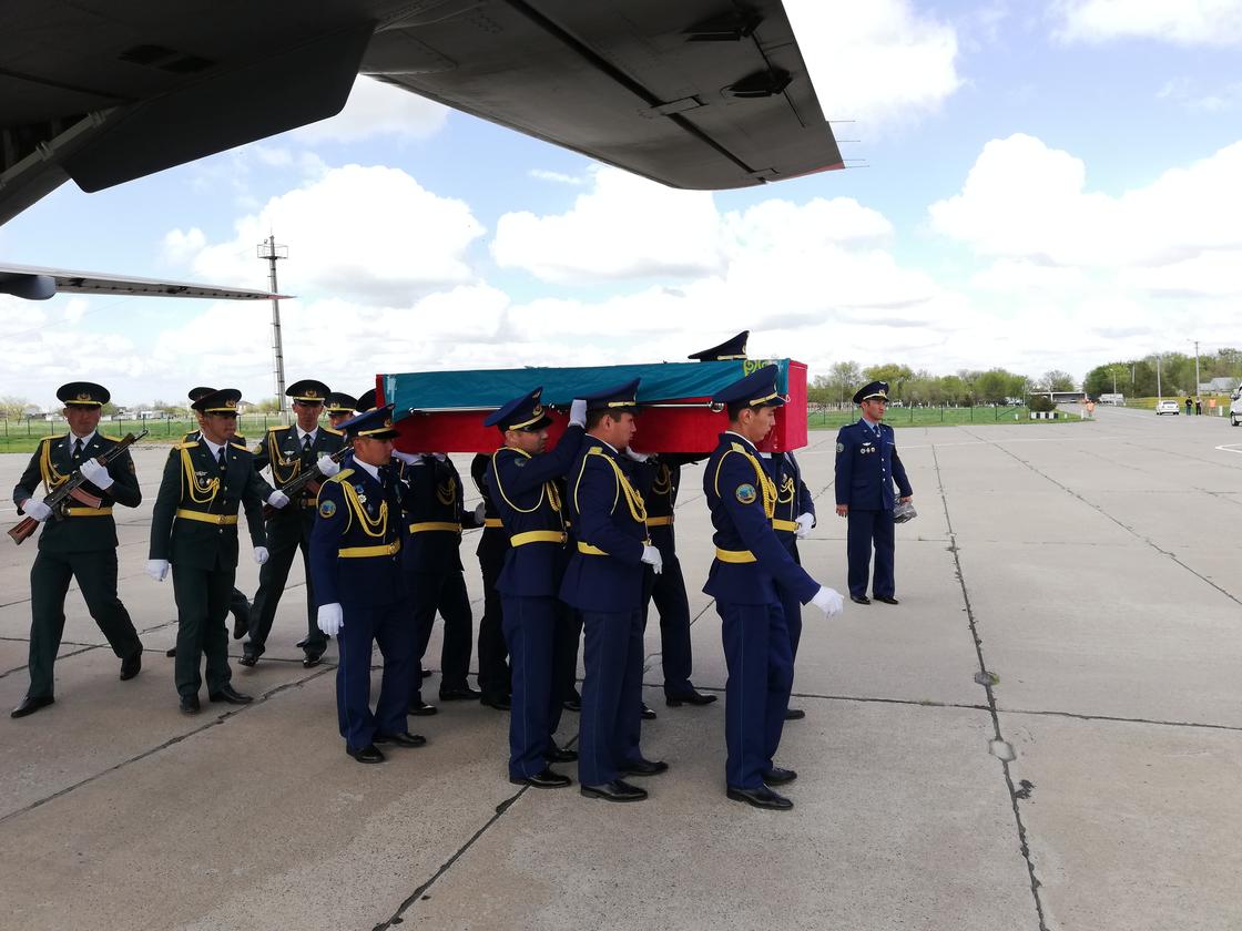 Крушение МИ-8: в Шымкент доставили останки майора Сабыра Токбаева