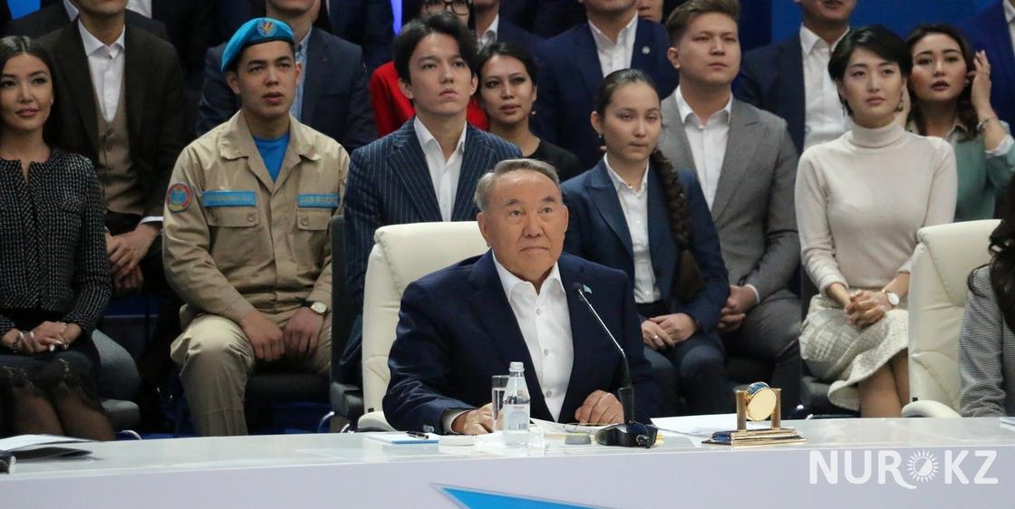 «Кто носит Бриони»: Назарбаев считает, что иностранная одежда не лучше казахстанской