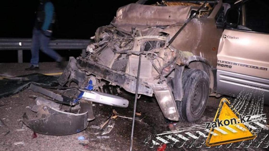 Водитель минивэна погиб в ДТП с фурой в Алматинской области (фото)