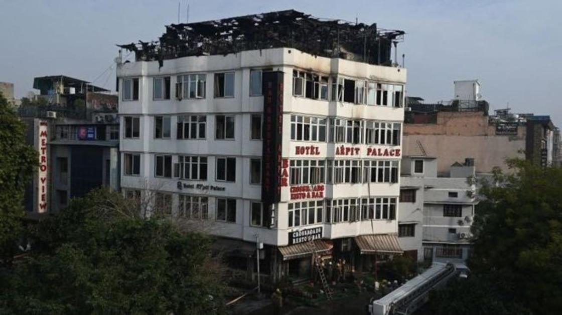 17 человек погибли при пожаре в отеле в Дели