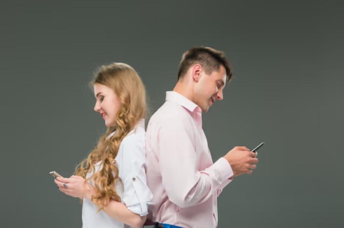 Парень и девушка держат в руках смартфоны
