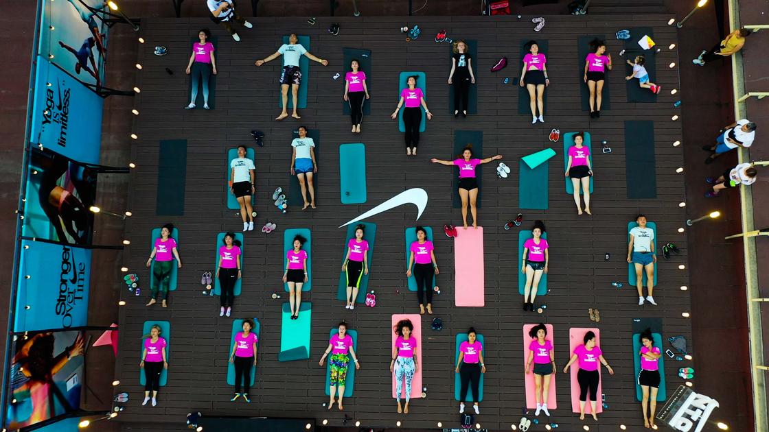 Nike Yoga Session на крыше бизнес центра в лучах уходящего солнца