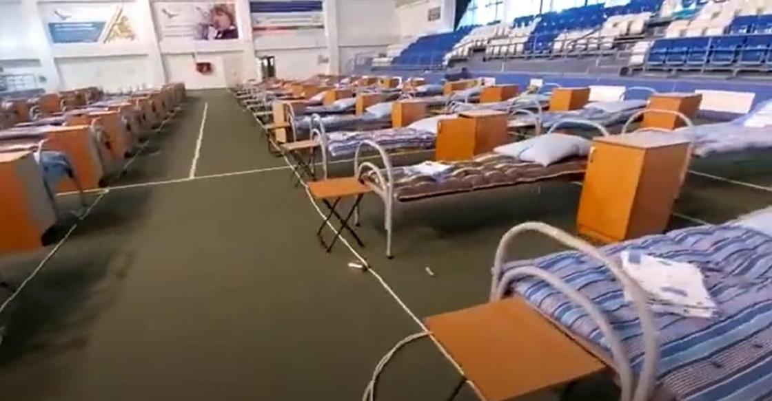 Койки для больных установили в теннисном центре Актау