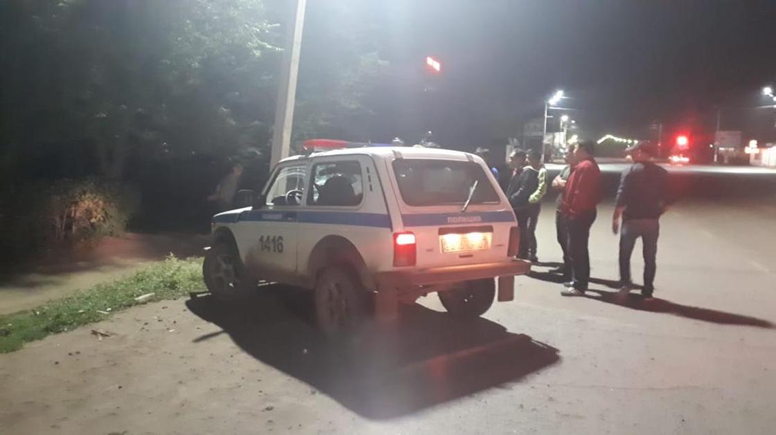 Полицейский автомобиль врезался в световую опору в Уральске