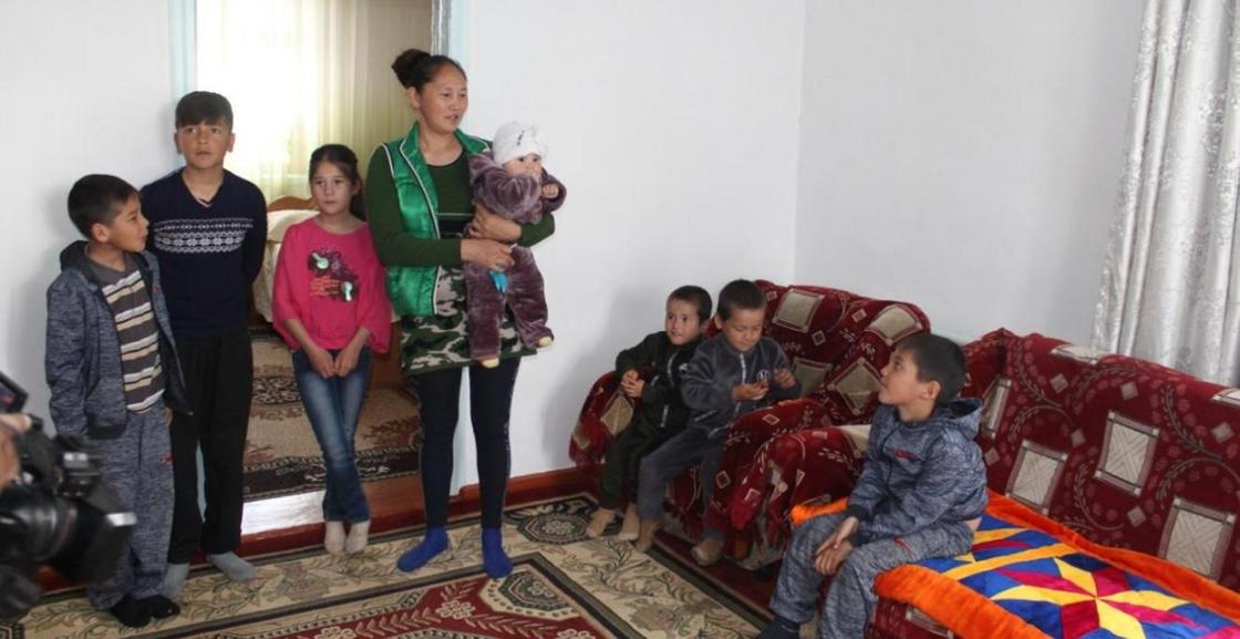 Многодетной матери подарили дом в Алматинской области (фото)