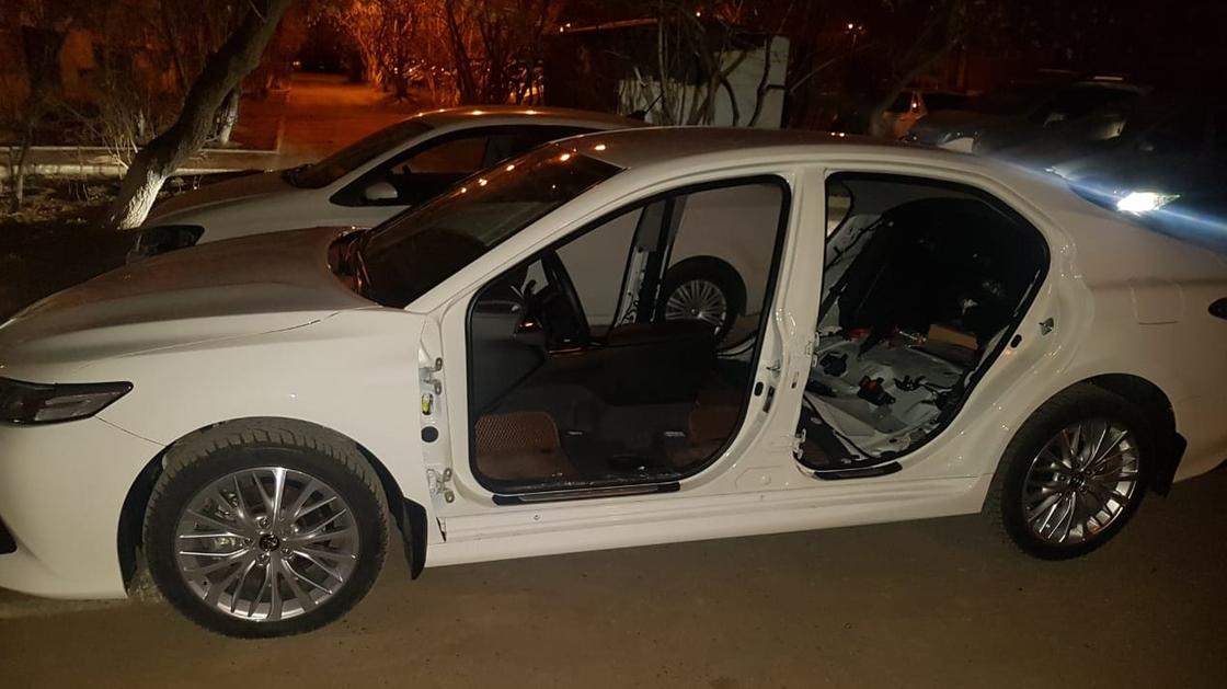 Деври и сиденья украли с припаркованного на ночь авто в Уральске (фото)