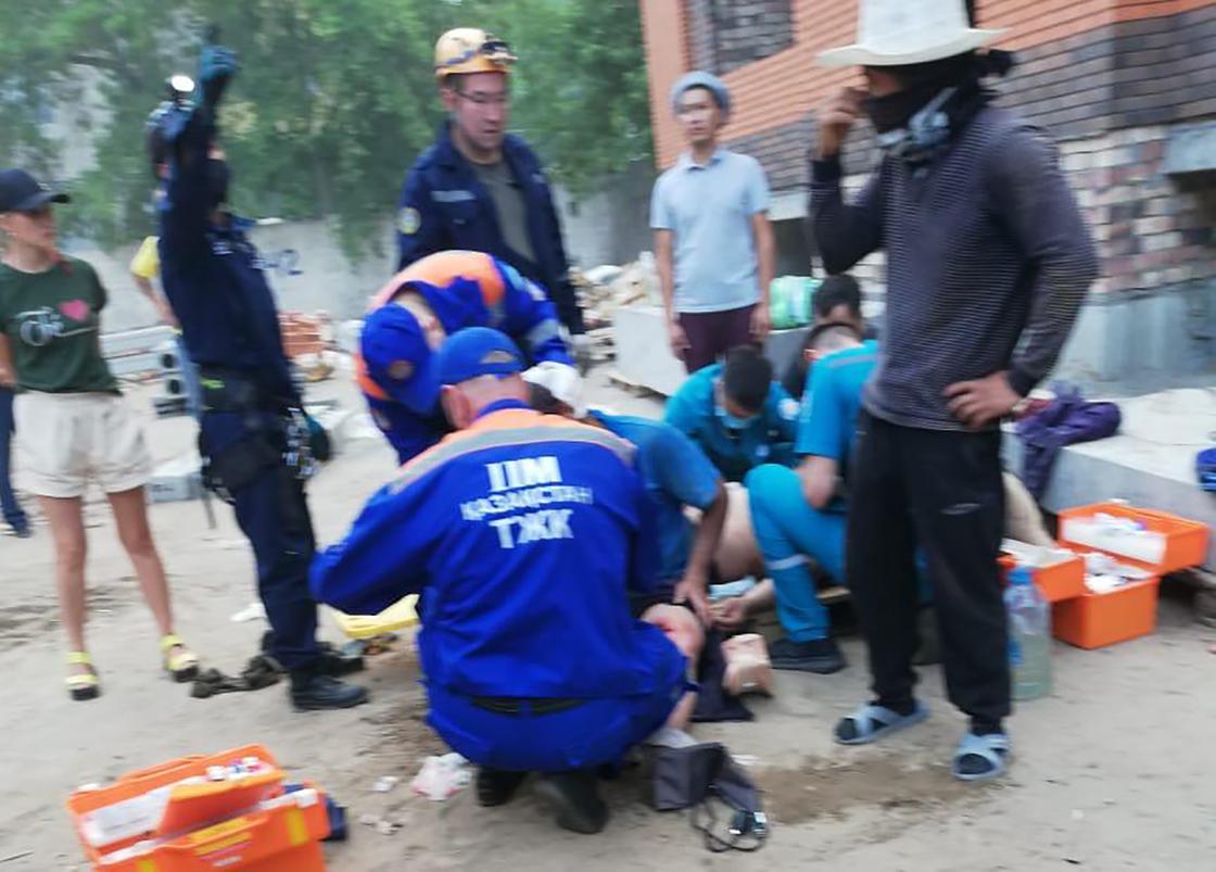 Спасатели оказывают помощь пострадавшему