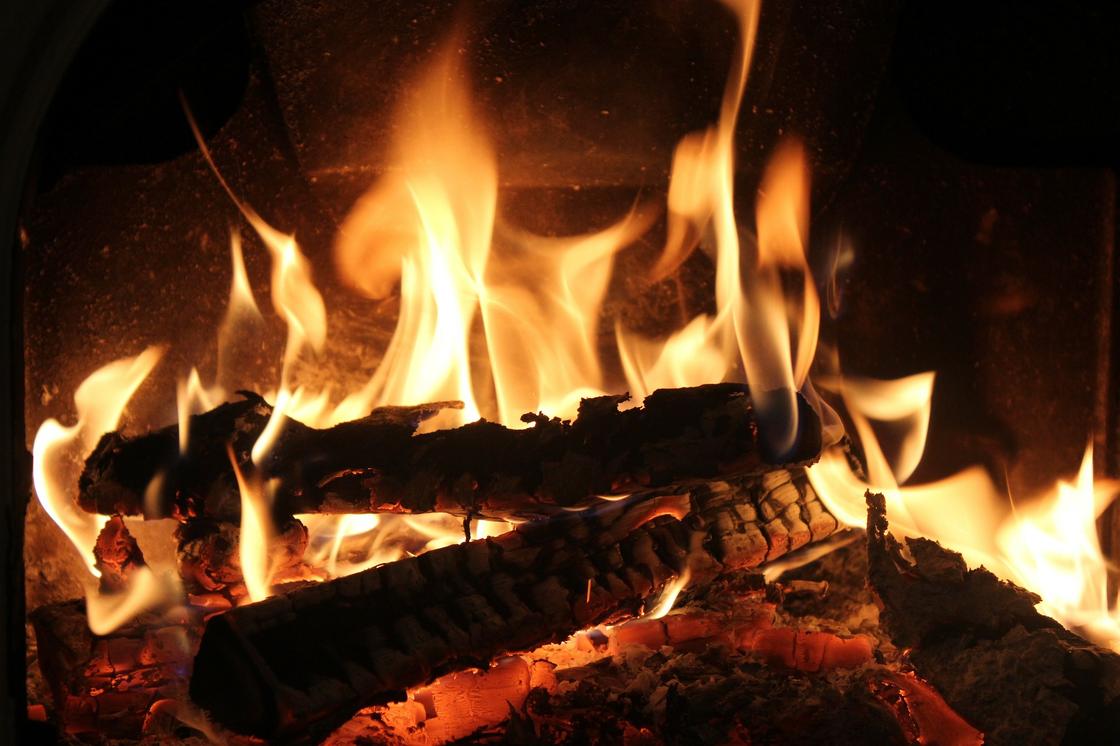 8-летний мальчик получил многочисленные ожоги, растапливая печь в доме