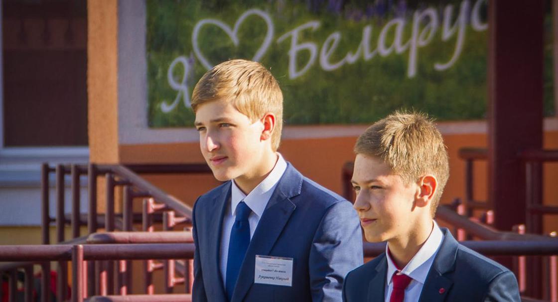 «Взрастили на картофеле»: девушки пришли в восторг о повзрослевшего сына Лукашенко (фото) «Взрастили на картофеле»: девушки пришли в восторг о повзрослевшего сына Лукашенко (фото)
