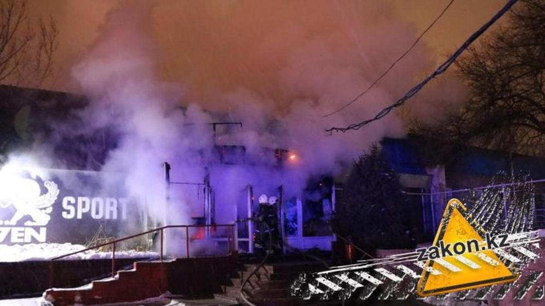 Продуктовый магазин сгорел в Алматы (фото)