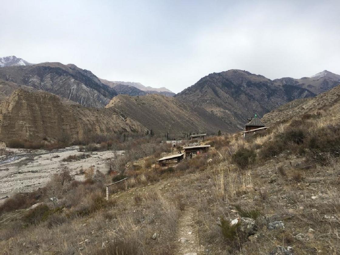 Отшельник 30 лет живет в горах Алматы без благ цивилизации
