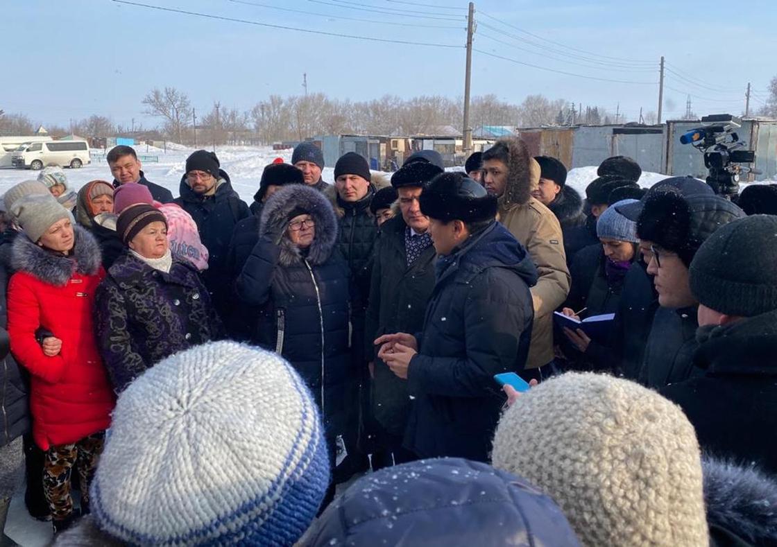 Отапливают буржуйками - Байбек поехал к жителям села под Павлодаром