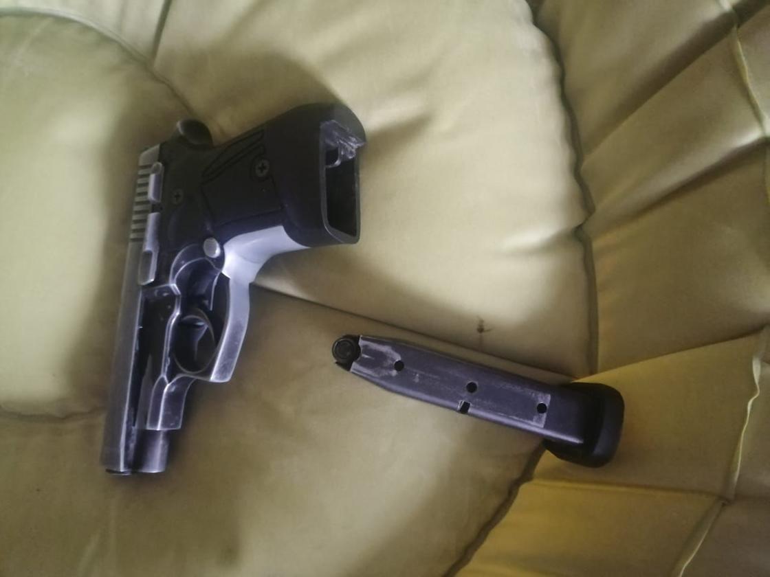 Пистолет лежит на диване