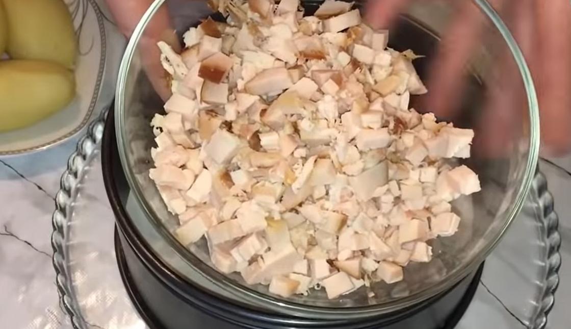 Куриное филе, нарезанное кубиками, в миске Куриное филе, нарезанное кубиками, в миске