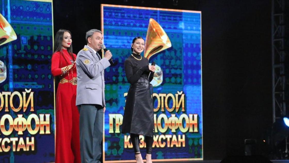 У певицы Елки появился свой «личный полковник» МВД в Казахстане