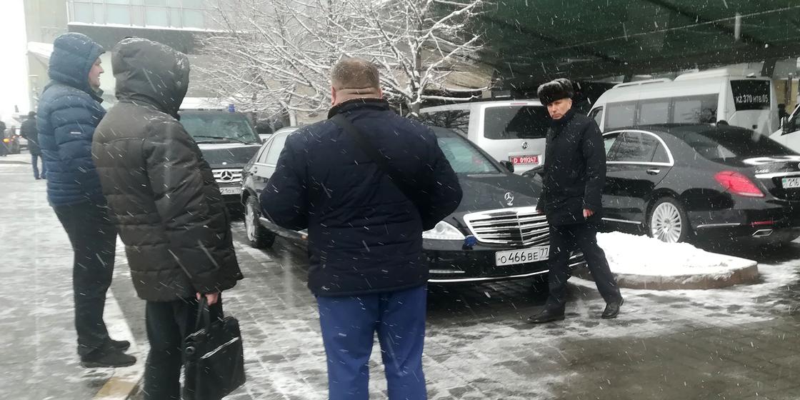 Лимузин, предположительно, для Медведева привезли из России для поездок по Алматы