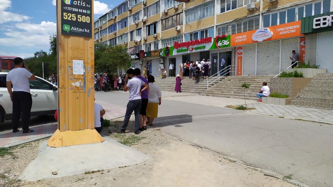 Жители Актау днем и ночью стоят в очередях в аптеки Жители Актау днем и ночью стоят в очередях в аптеки