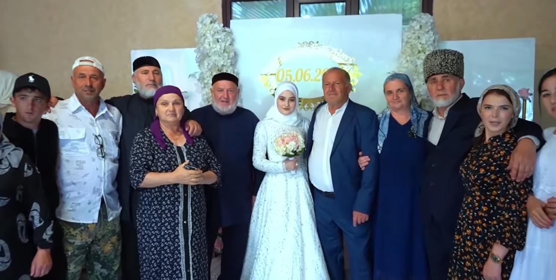 Чеченская невеста с родственниками