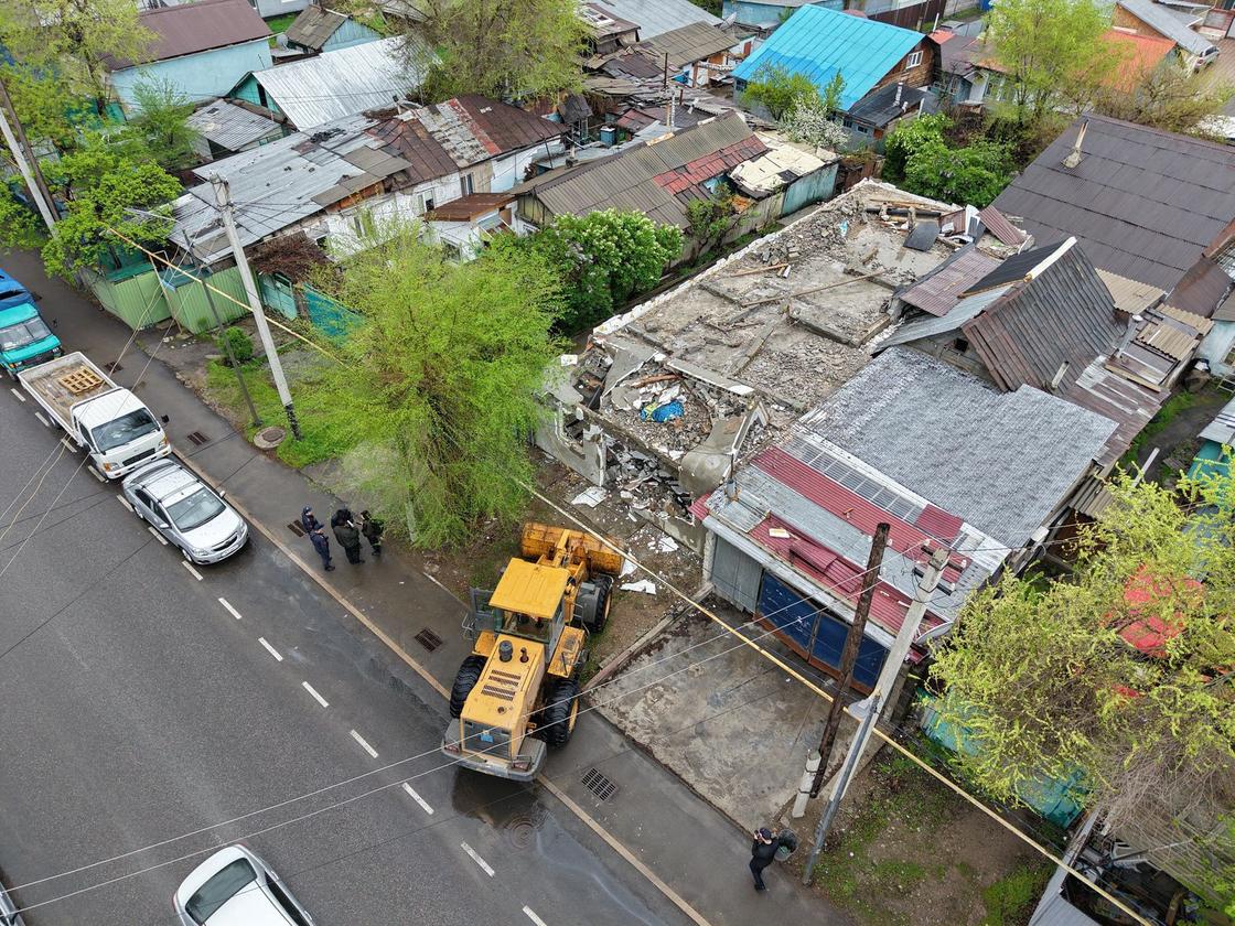 Снос незаконного объекта в Алматы Снос незаконного объекта в Алматы