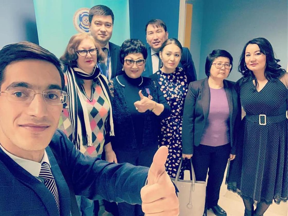 Детдомовец, вдохновленный Алией Назарбаевой ездит с проверками по всему Казахстану (фото)