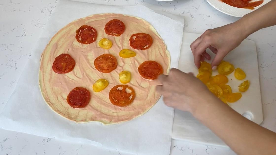 Раскладывание томатов на пицце