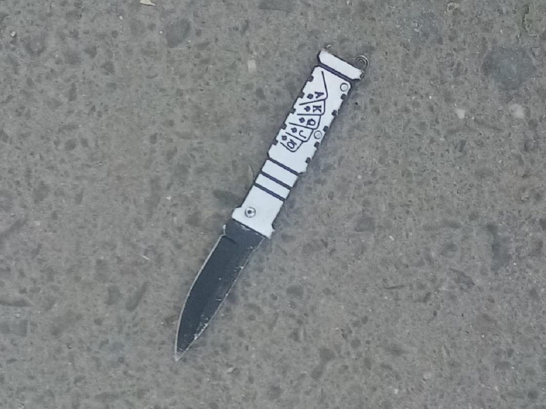 Нож лежит на земле