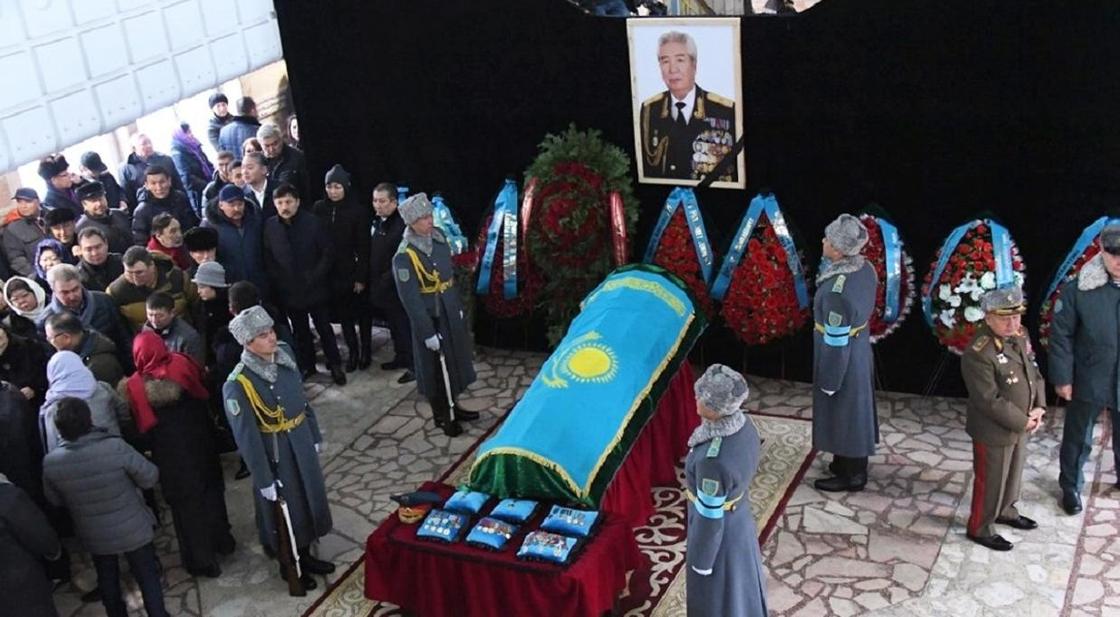 Крушение самолета в Алматы: прошли похороны генерала Кайдарова