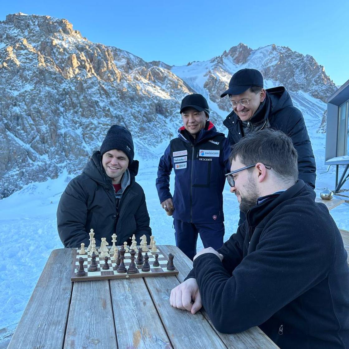 Магнус Карлсен играет в шахматы с Максимом Вашье-Лагравом