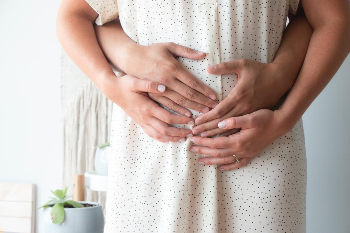 Руки на животе беременной женщины