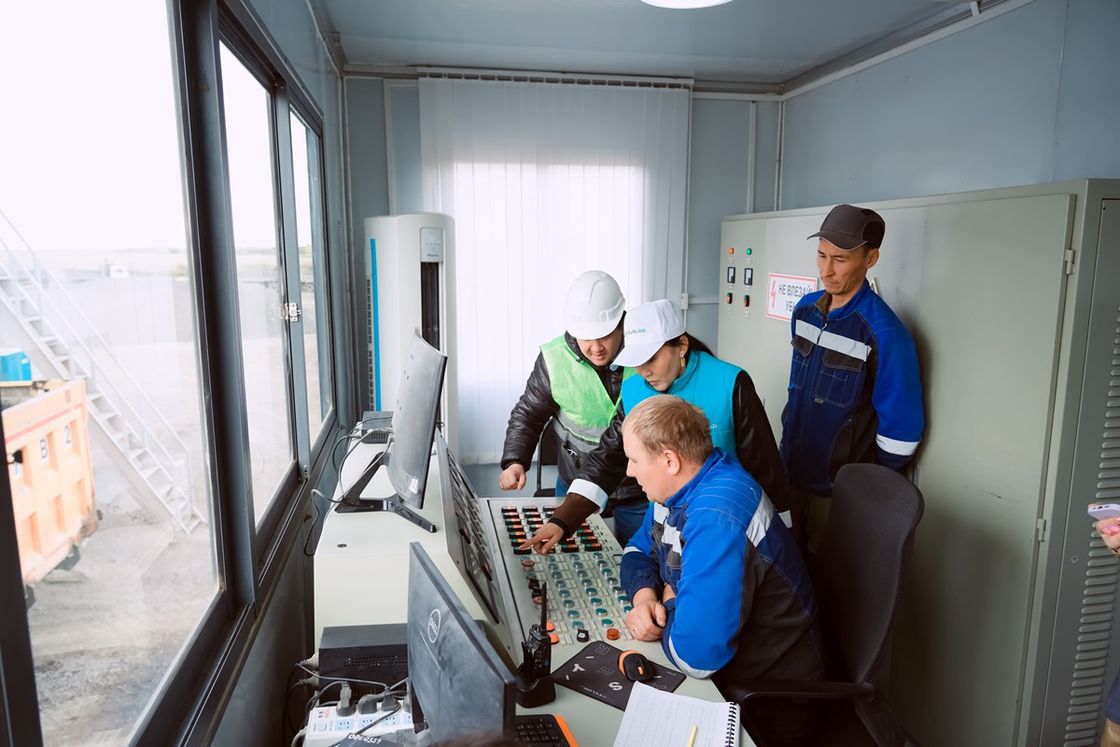 Специалисты на заводе