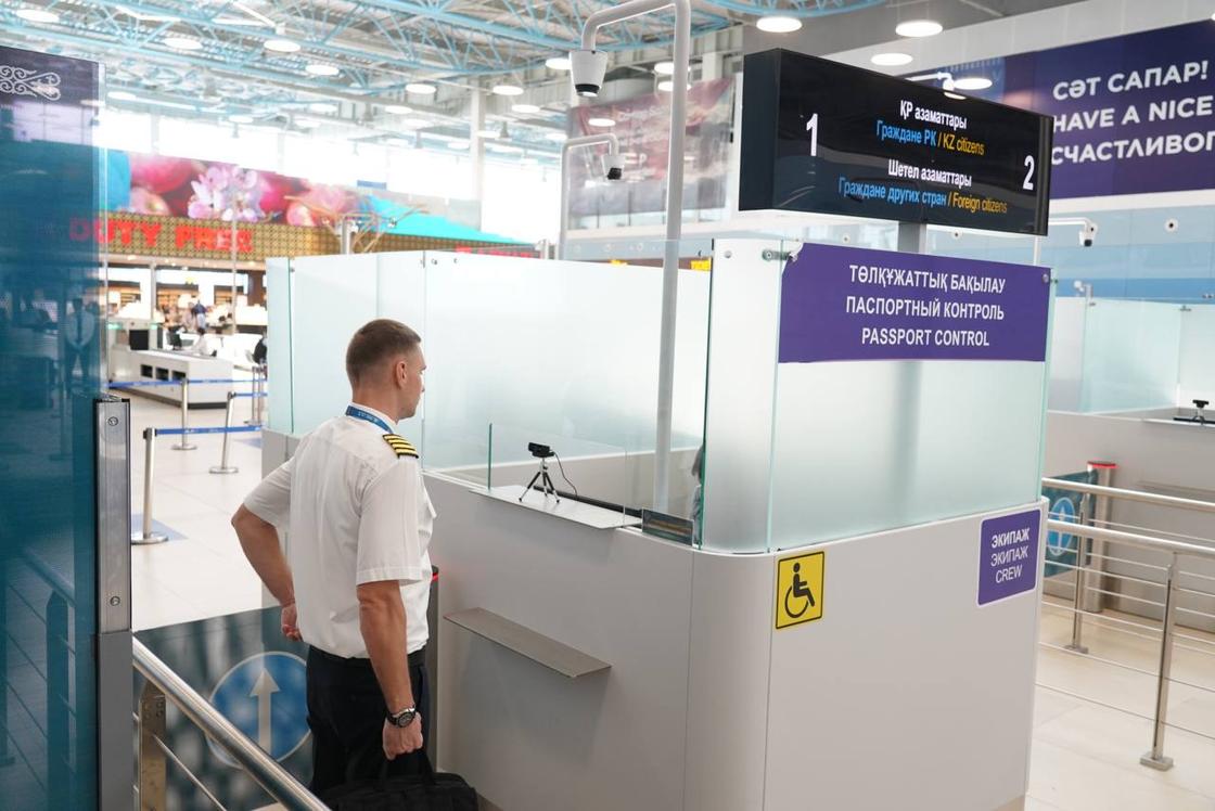 Паспортный контроль в новом терминале аэропорта Алматы