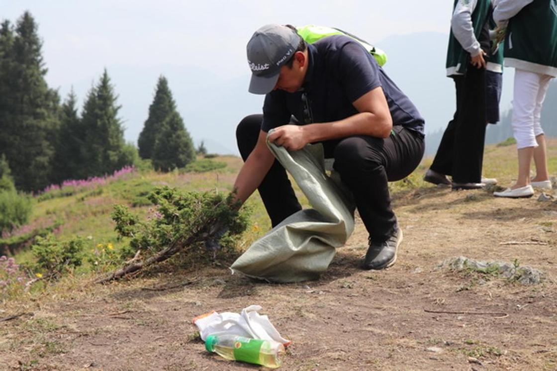 1500 человек и 6 тонн мусора: как алматинцы убрались на Кок-Жайляу (фото)